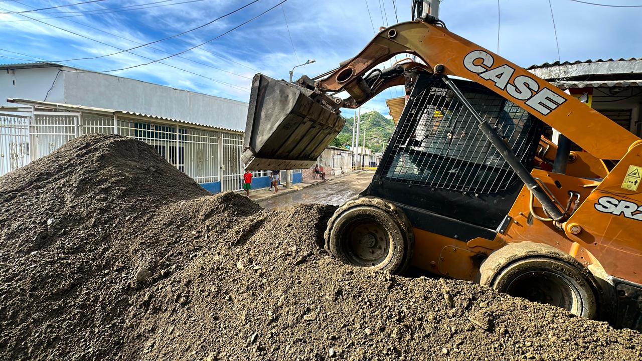 Con maquinaria amarilla se atienden los sectores afectados por las lluvias/ Alcaldía de Santa Marta.