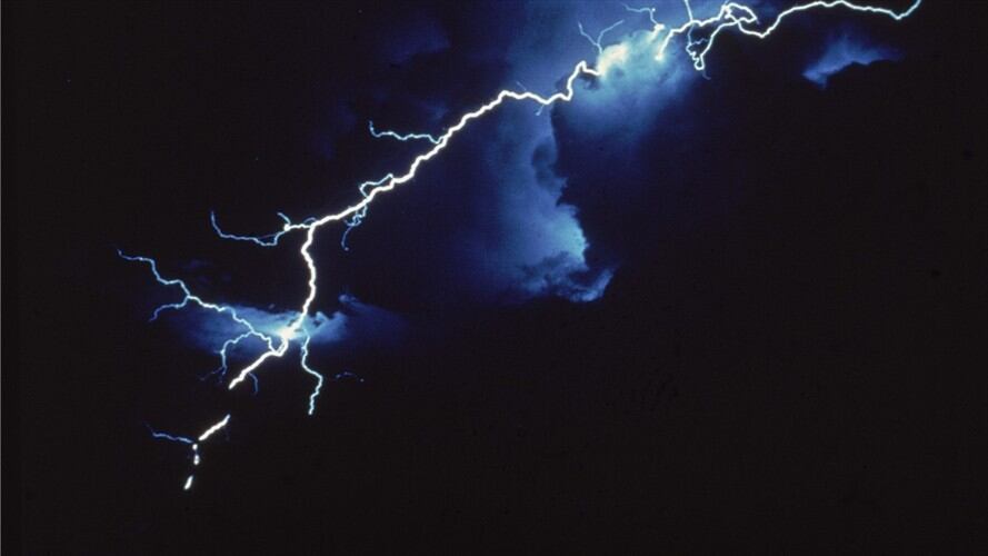 En un video quedó registrado cuando un hombre logró salarse por unos pocos centímetros de ser impactado por un rayo mientras caminaba.. Foto: Getty Images