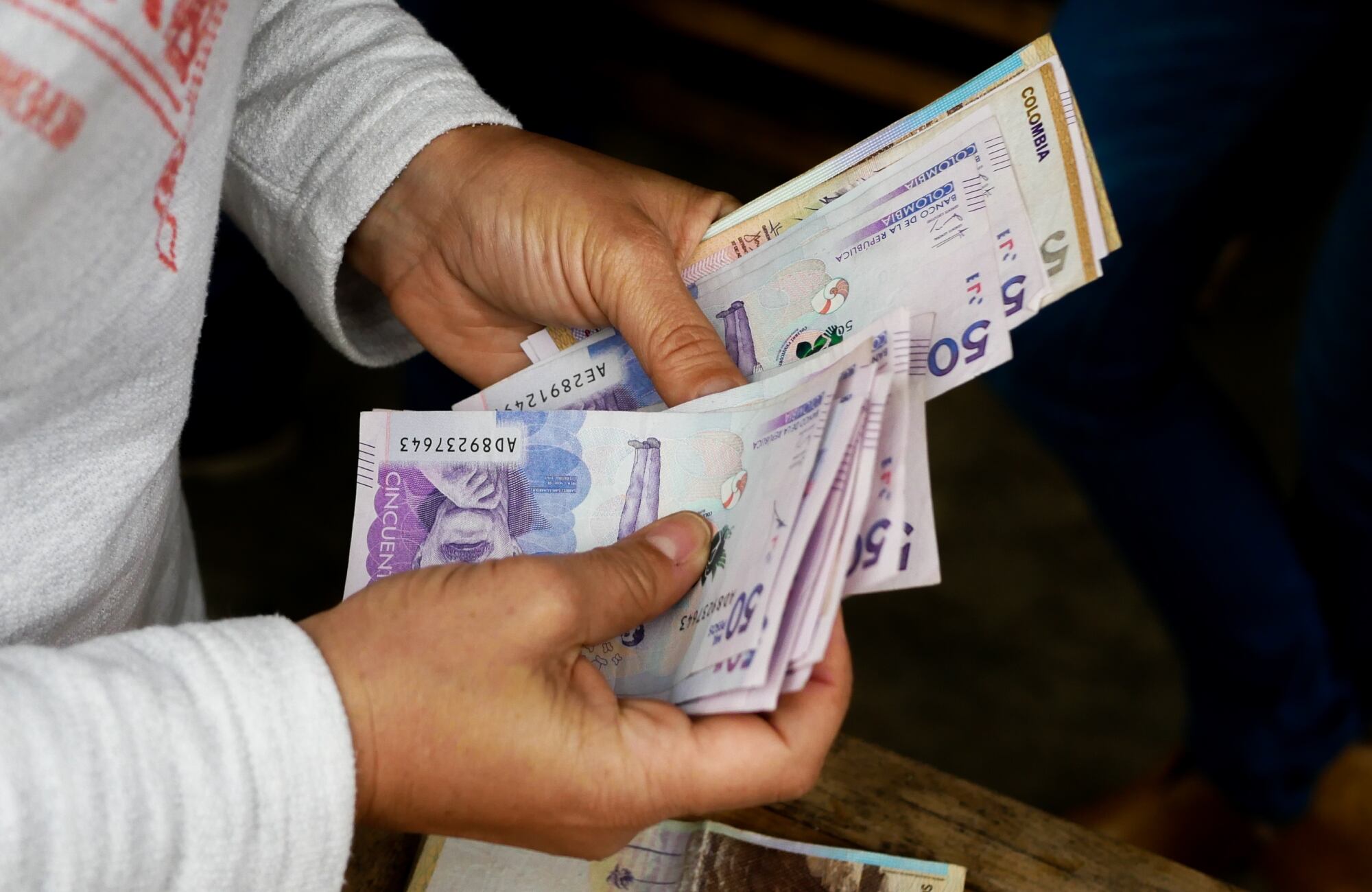 Imagen de referencia de billetes Colombia. Foto: Getty Images.