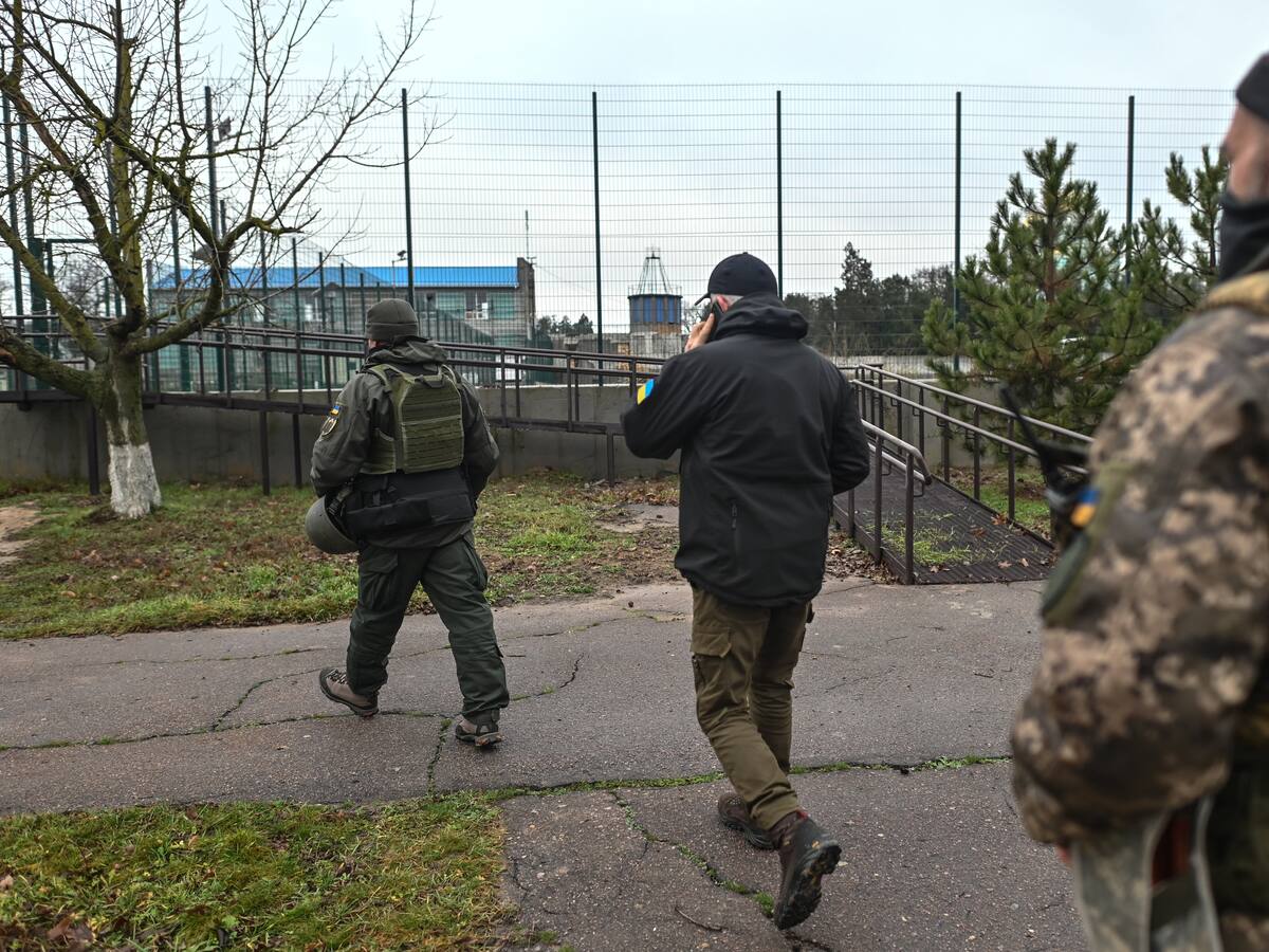 Ucrania liberó a 64 soldados ucranianos y a un estadounidense tras cautiverio ruso