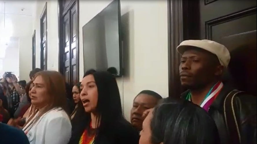 Tras minutos de protesta, autoridades permitieron entrada de las víctimas al Congreso. Foto: Captura de pantalla