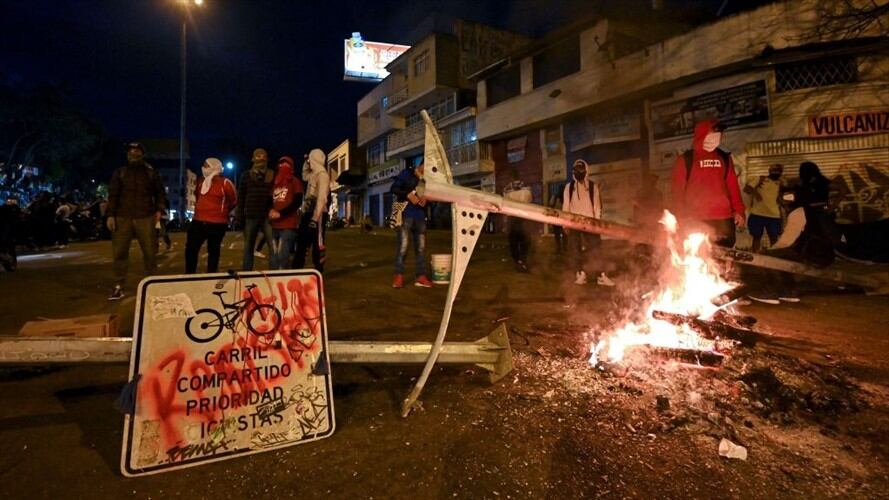 La fuerza pública y los manifestantes que rechazan la reforma tributaria en Cali han tenido violentos choques durante los cuatro días de paro nacional. Foto: Getty Images / LUIS ROBAYO