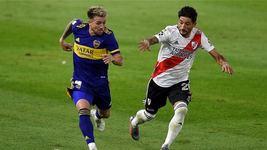 Julio Buffarini de Boca Juniors y Milton Casco de River Plate en el Superclásico de Argentina. Foto: Marcelo Endelli/Getty Images