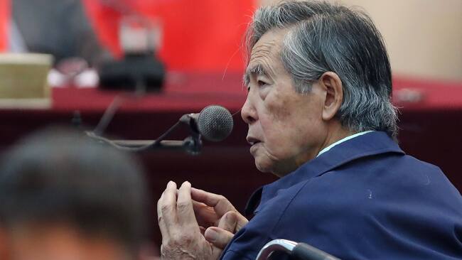 LIM03. LIMA (PERÚ), 15/03/2018.- Fotografía de archivo fechada el 15 de marzo de 2018 que muestra al entonces indultado expresidente peruano Alberto Fujimori (1990-2000) mientras declara ante un tribunal en la Base Naval del Callao, en Lima (Perú). El Instituto Penitenciario de Perú (INPE) dispuso este miércoles la "inmediata libertad" del expresidente Alberto Fujimori (1990-2000), a la espera del cumplimiento de una resolución del Tribunal Constitucional (TC) que ordenó su excarcelación. "El INPE en cumplimiento del mandato del Tribunal Constitucional que dispone la inmediata libertad del interno Alberto Fujimori Fujimori, luego de procesar el documento de conformidad con los protocolos internos, procederá con la ejecución de la libertad", anunció la institución en la red social X (antes Twitter). EFE/Ernesto Arias /ARCHIVO