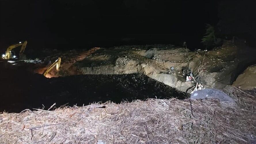 Los organismos de emergencia y los mineros del corregimiento de Irra en Risaralda evalúan la situación para determinar el lugar concreto de la filtración. Foto: Cortesía Secretaría de Gobierno de Caldas