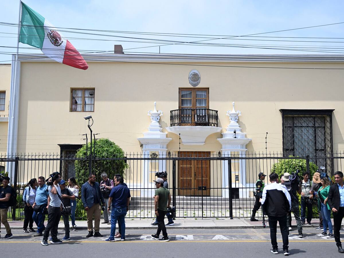 México ordena regreso de su embajador en Perú