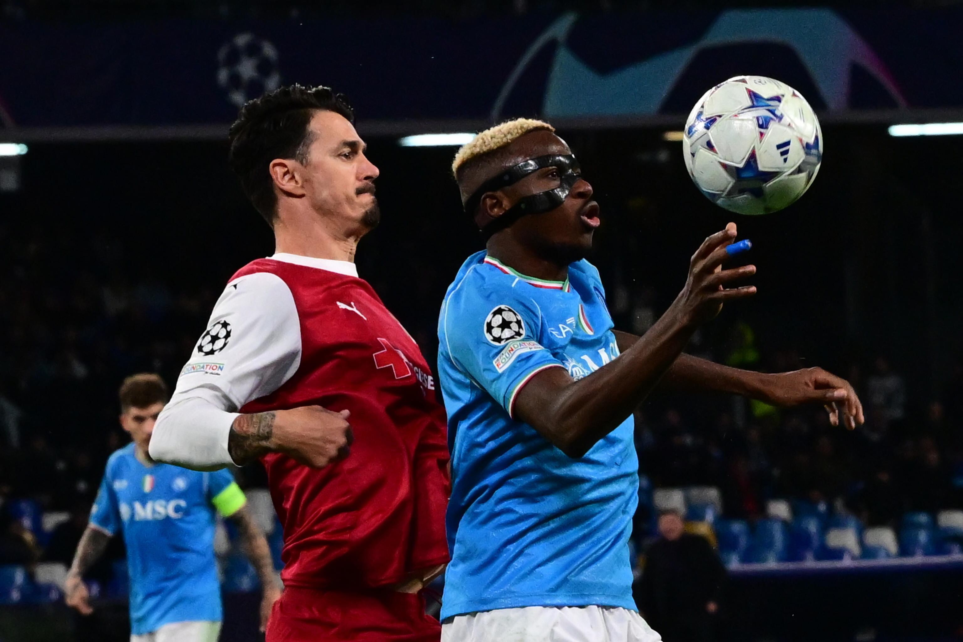 Naples (Italy), 12/12/2023.- Napoli'Äôs forward Victor Osimhen (R) and Braga'Äôs defender Jose Fonte in action during the UEFA Champions League group C soccer match between SSC Napoli and Sporting de Braga in Naples, Italy, 12 December 2023. (Liga de Campeones, Italia, Nápoles) EFE/EPA/CIRO FUSCO