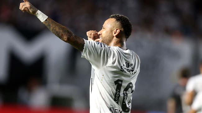AME801. SANTOS (BRASIL), 16/02/2025.- Neymar de Santos celebra un gol este domingo, durante un partido del Campeonto Paulista entre Santos - Água Santa, en el Estadio Urbano Caldeira en Santos (Brasil). EFE/ Guilherme Dionizio