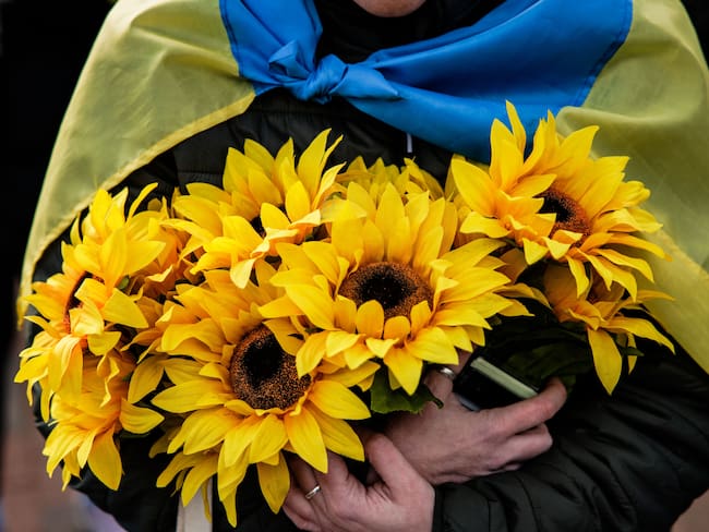 Foto de referencia de una manifestante tras la invasión de Rusia en Ucrania. (Photo by Samuel Corum / AFP) (Photo by SAMUEL CORUM/AFP via Getty Images)