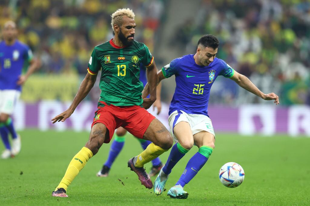 Eric Maxim Choupo Moting de Camerún y Gabriel Martinelli de Brasil. Mundial de Qatar 2022. Foto: Chris Brunskill/Fantasista/Getty Images