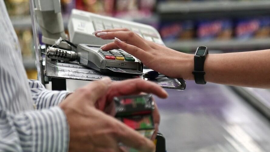 La ministra de Comercio, María Ximena Lombana, y el presidente de Fenalco, Jaime Alberto Cabal, revelaron que esta vez no hay la disponibilidad de inventario que había antes de la pandemia. Foto: Colprensa / ÁLVARO TAVERA
