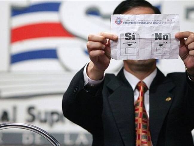 En 2007, los costarricenses pudieron decidir si aprobar o no un TLC con Estados Unidos. Foto: BBC Mundo.