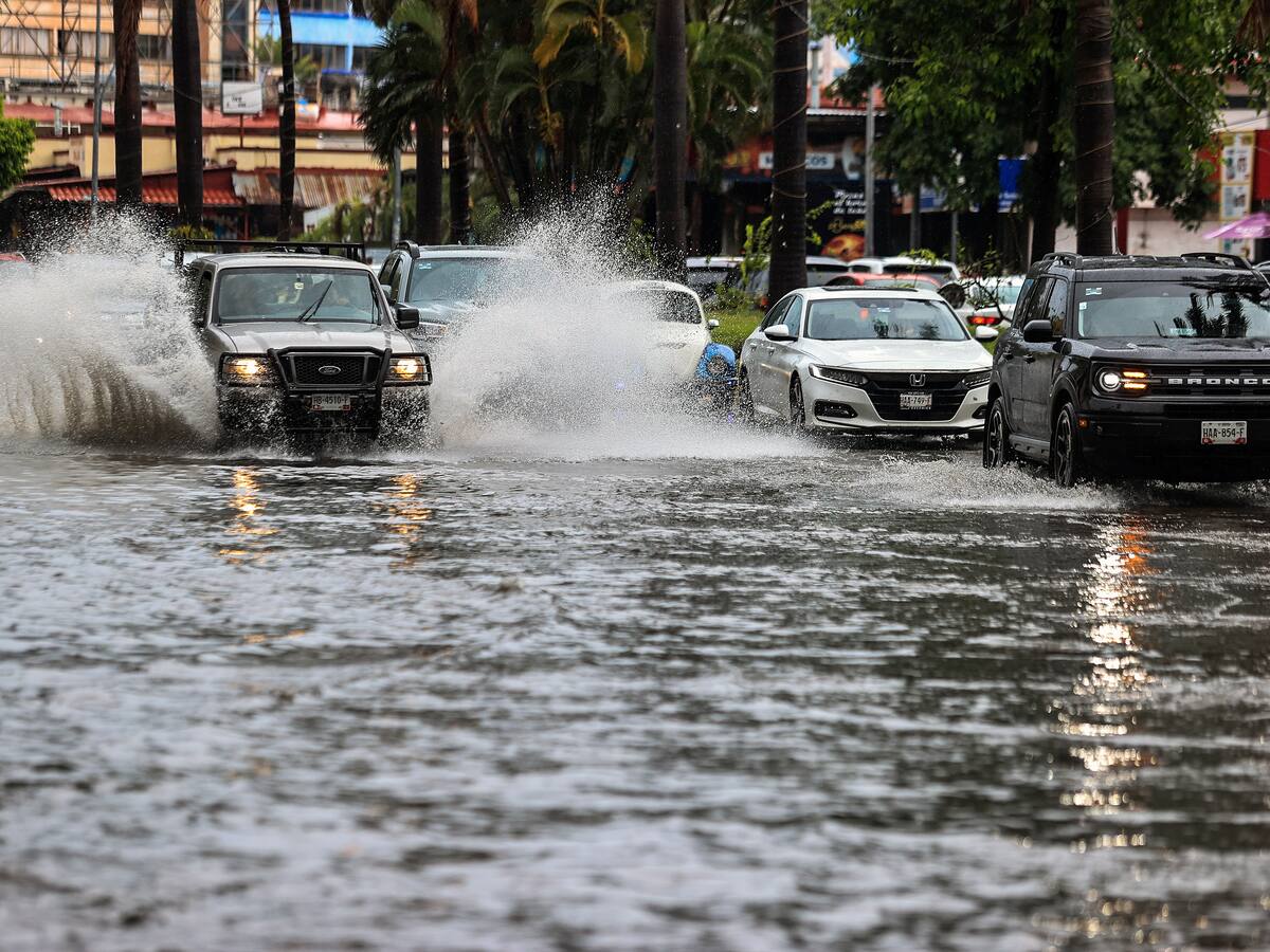 Avanza el huracán Hilary sobre la península de Baja California, en México, con categoría 4