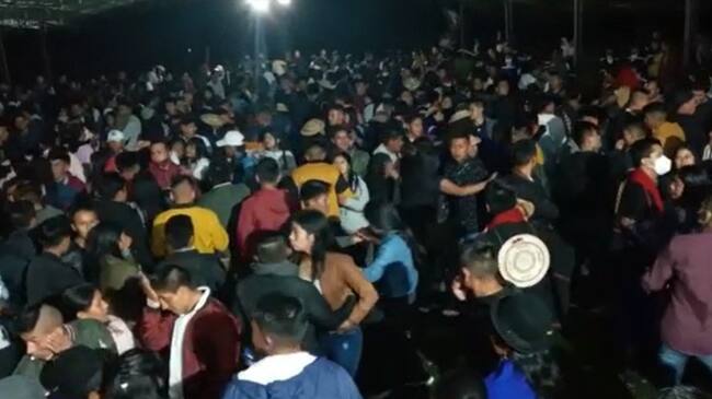 Las comunidades bailaron después del acto de posesión de las autoridades indígenas en Guambía . Foto: Cortesía