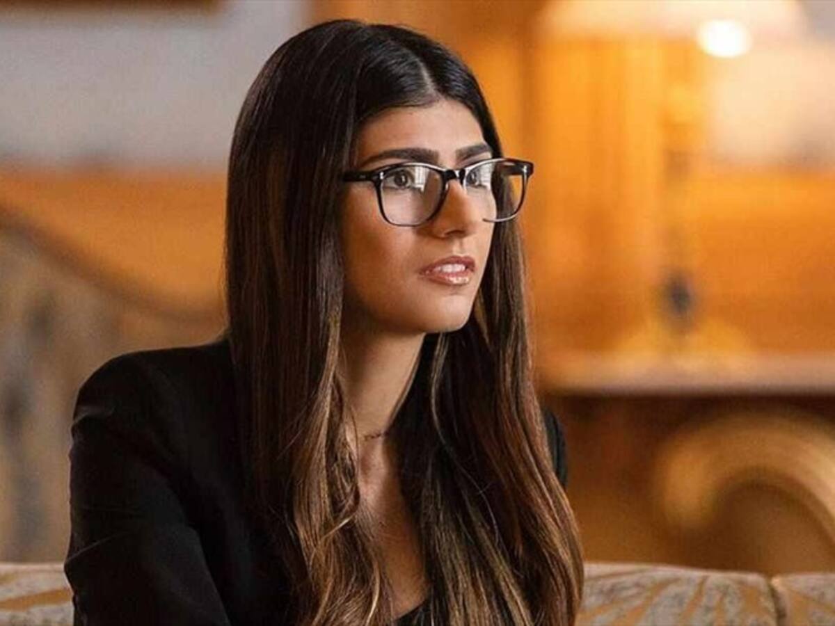 Mia Khalifa subasta sus populares gafas