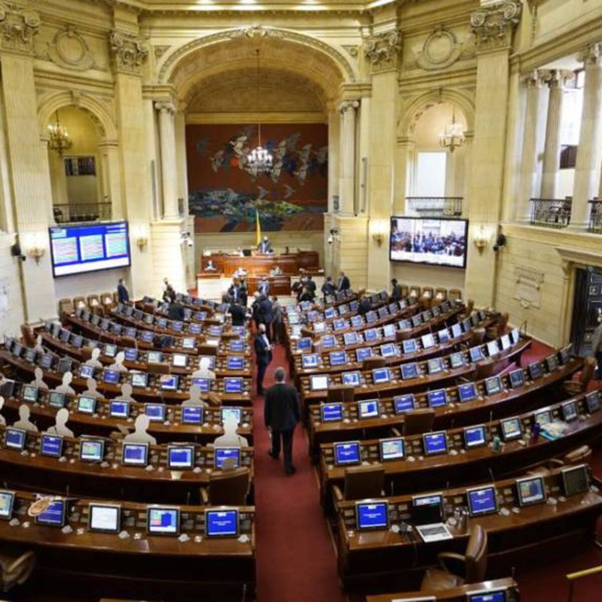 “Entonces legalicemos la corrupción”: duro debate por reducción de salario de congresistas