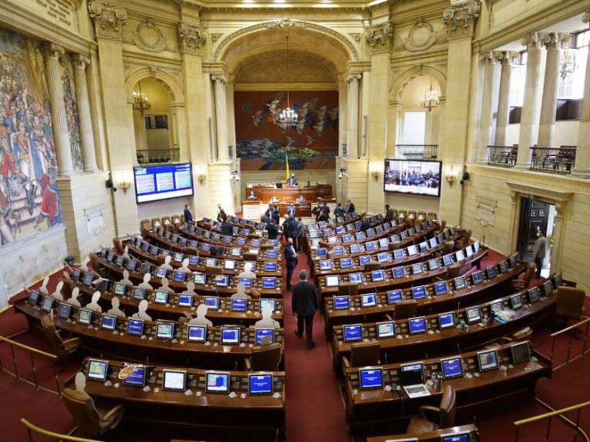 “Entonces legalicemos la corrupción”: duro debate por reducción de salario de congresistas
