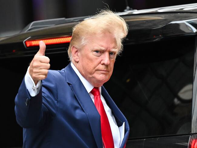 El expresidente de los Estados Unidos, Donald Trump, sale de la Torre Trump para reunirse con la fiscal general de Nueva York, Letitia James. (Photo by James Devaney/GC Images)
