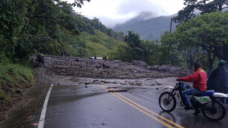 Cierre total en vía alterna al llano por deslizamiento de tierra y crecimiento de una quebrada . Foto: Policía de Tránsito de Boyacá