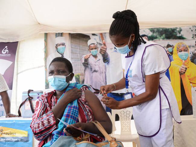 Un trabajador de la salud administra la vacuna de Pfizer a un residente de Dagoretti en Nairobi durante una campaña de vacunación masiva en todo el país. (Photo by John Ochieng/SOPA Images/LightRocket via Getty Images)
