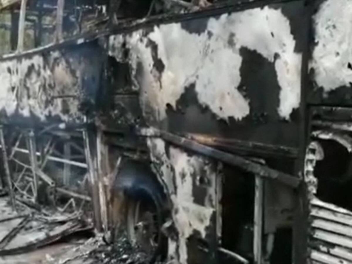 Sujetos armados incineraron un bus en la vía que comunica a Cauca y Huila