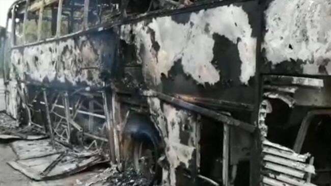 Así quedó el vehículo que fue interceptado por hombres armados y luego incinerado . Foto: Cortesía