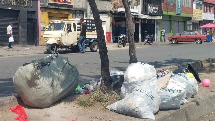 Autoridades locales advirtieron que los ciudadanos o empresas que hagan mala disposición de los residuos serán objeto del comparendo ambiental.. Foto: Redacción W Radio