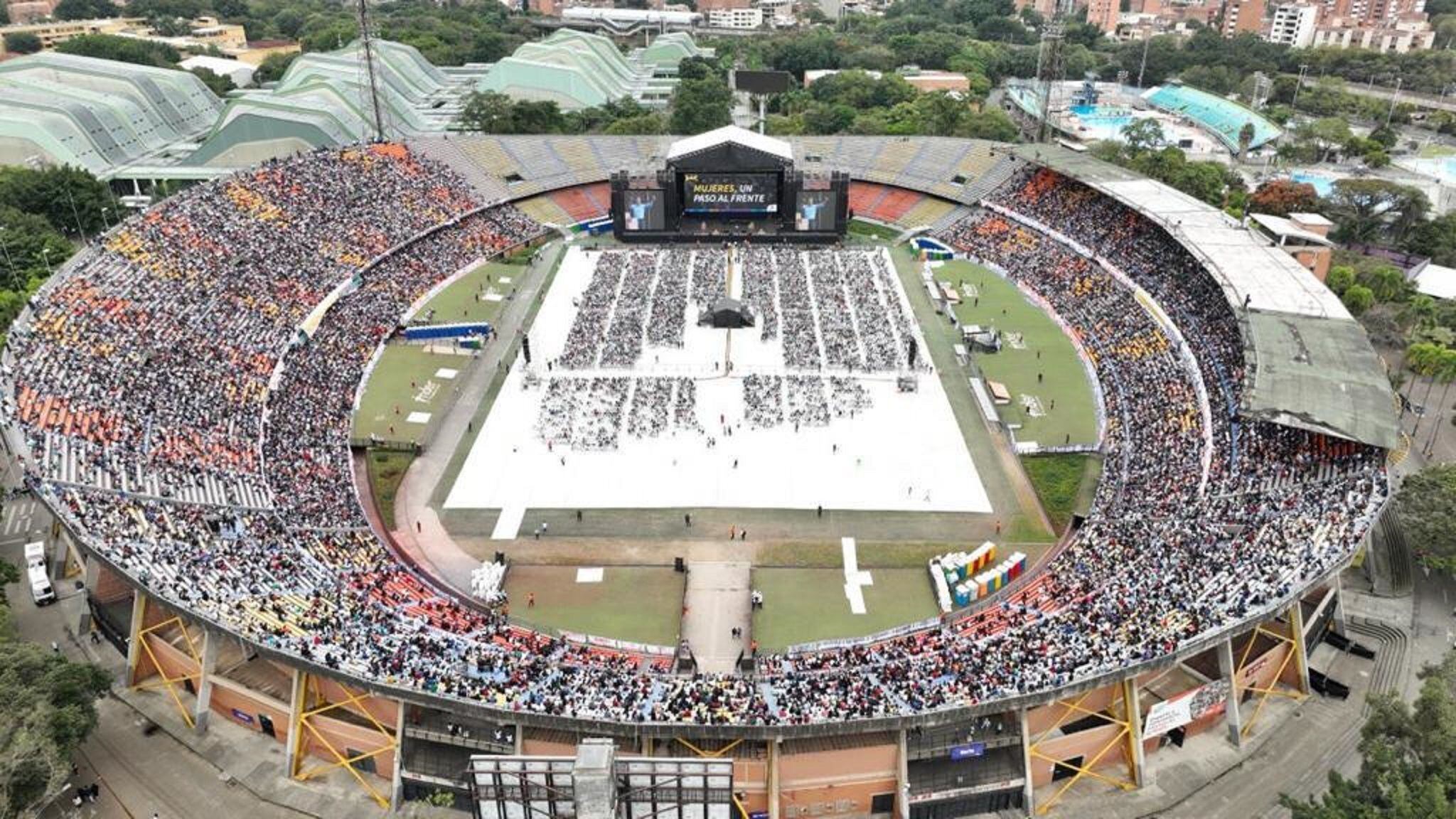 Cuestionamientos a influencers que defienden entrega de computadores en Medellín. Foto: Alcaldía de Medellín