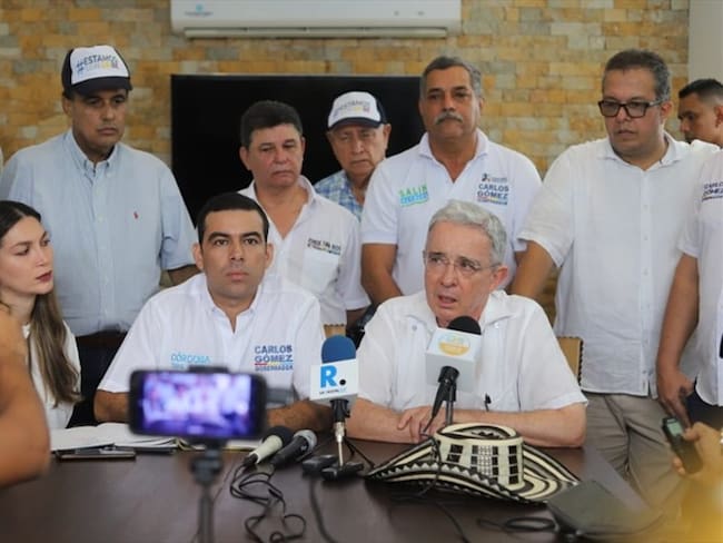 Desde la ciudad de Montería, el senador Álvaro Uribe ratificó su respaldo al candidato a la Alcaldía de Montería, Carlos Gómez. Foto: Redacción W Radio