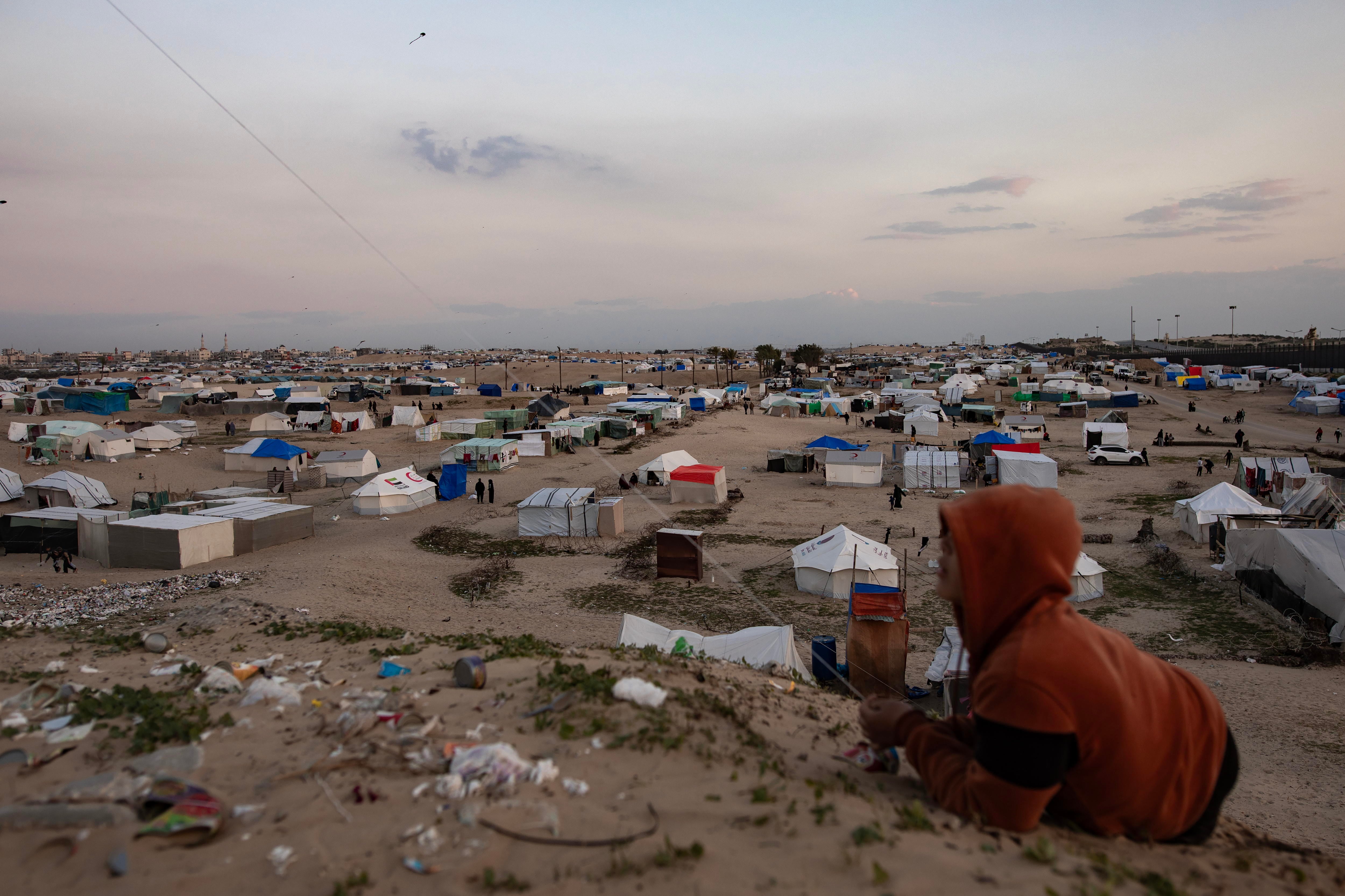 Campamento de palestinos refugiados en Gaza. Foto: EFE/EPA/HAITHAM IMAD