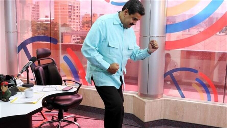 La presidencia de Venezuela hizo pública esta imagen de Maduro bailando durante su programa de radio.. Foto: BBC Mundo