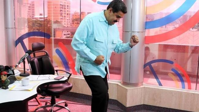 La presidencia de Venezuela hizo pública esta imagen de Maduro bailando durante su programa de radio.. Foto: BBC Mundo