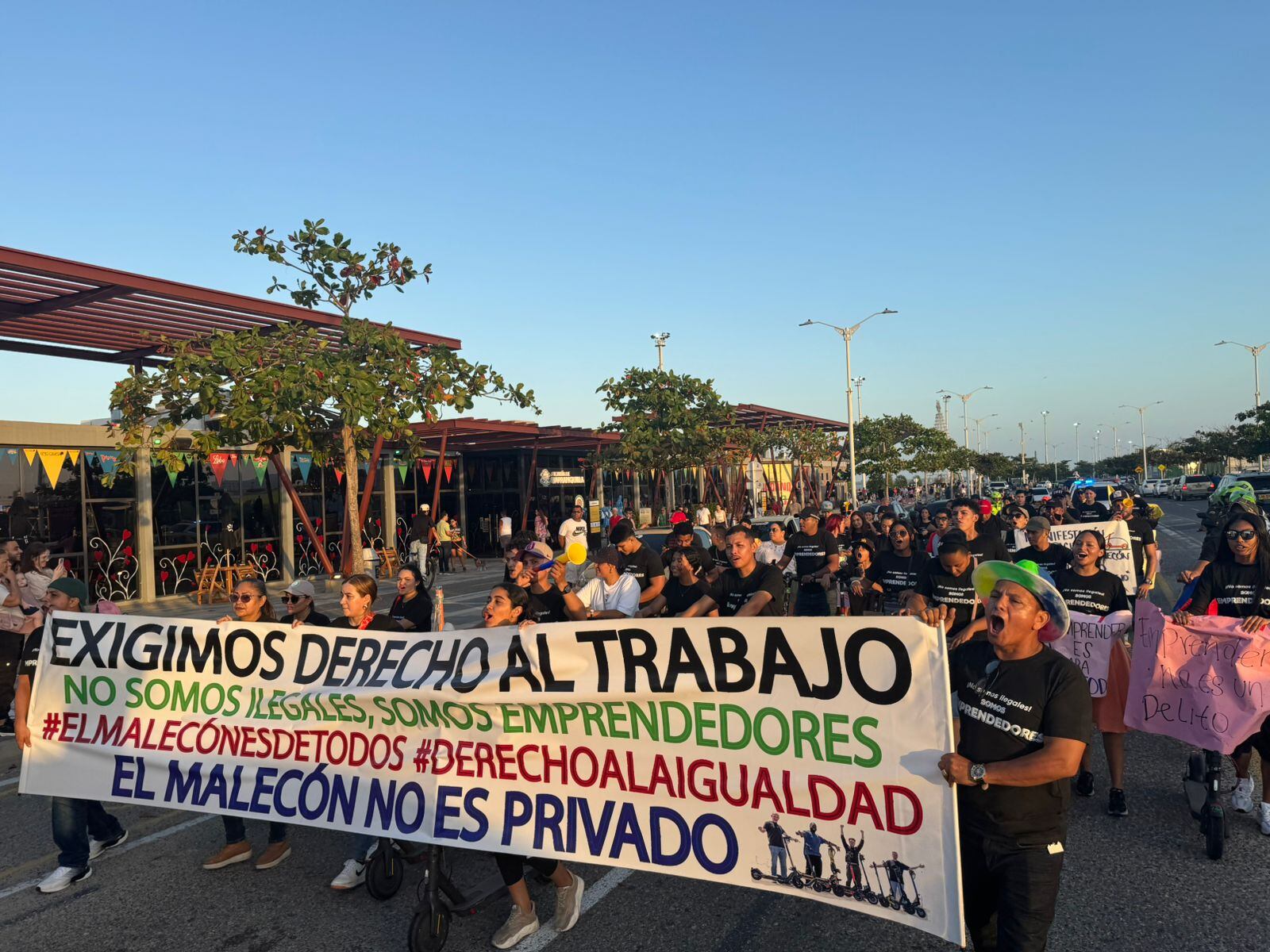 Emprendedores que alquilan patinetas en el malecón protestaron en Barranquilla. FOTO: JUAN MAZA