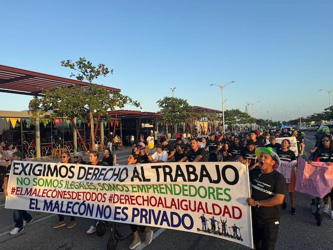 Emprendedores que alquilan patinetas en el malecón protestaron en Barranquilla. FOTO: JUAN MAZA
