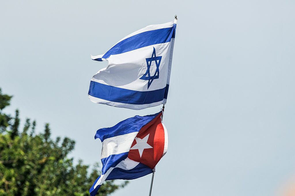 Bandera de Israel y Cuba. I Foto: Kris Connor/FilmMagic.