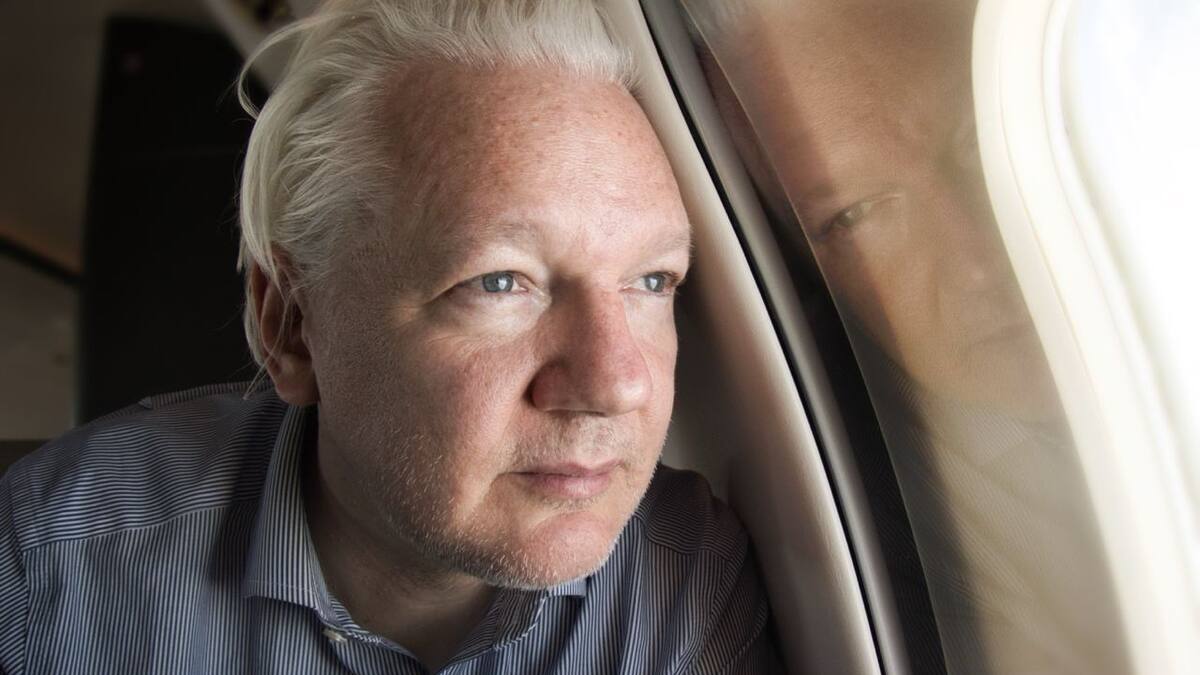 Padre de Julian Assange en La W: “un alivio para él estar en casa, pero no para la prensa”