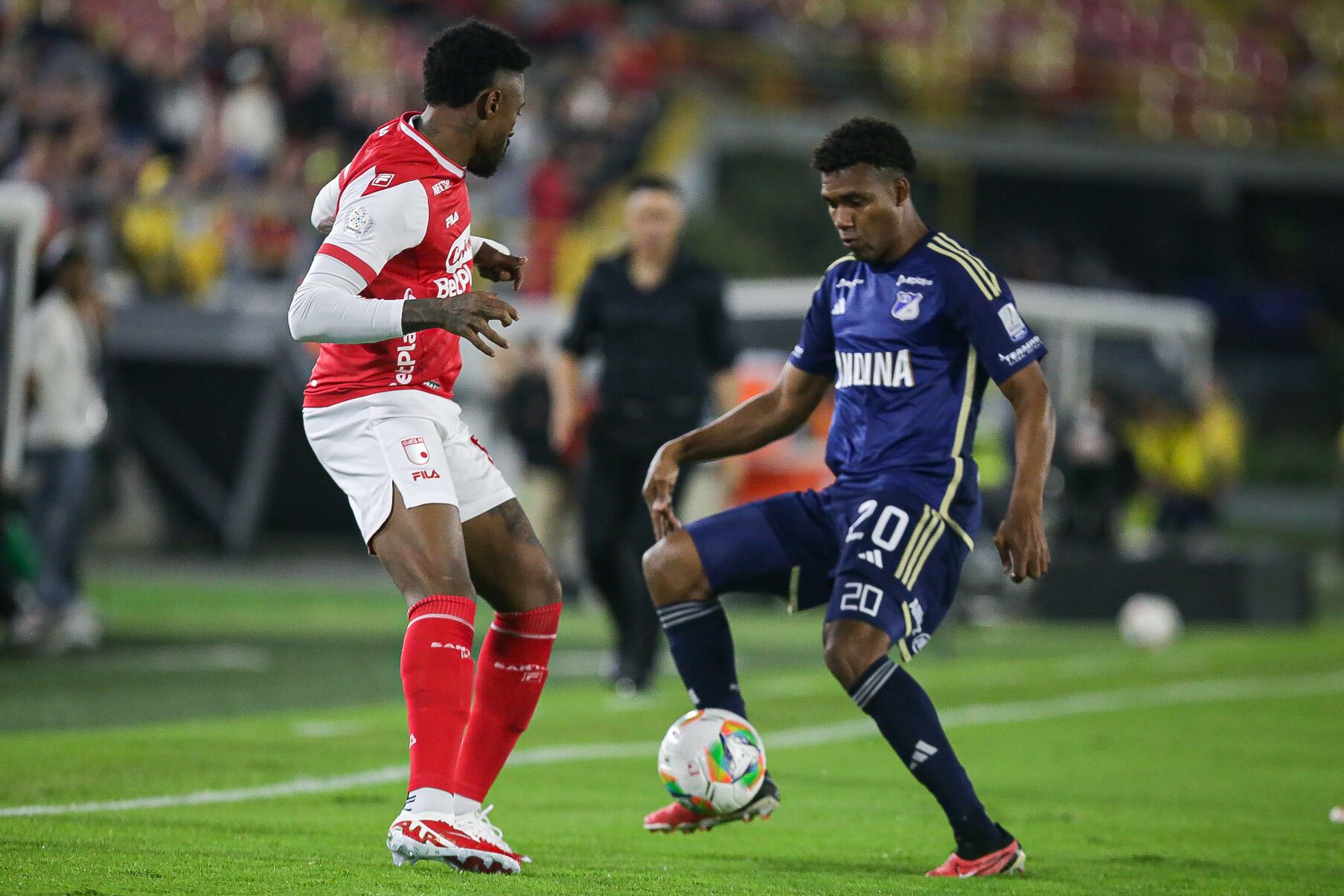 Independiente Santa Fe ante Millonarios en el estadio El Campín de Bogotá. Foto: Colprensa - Cristian Bayona.