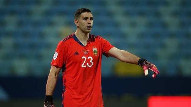 El arquero argentino Emiliano Martínez fue criticado por su comportamiento grosero con los jugadores de la Selección Colombia . Foto: Getty Images