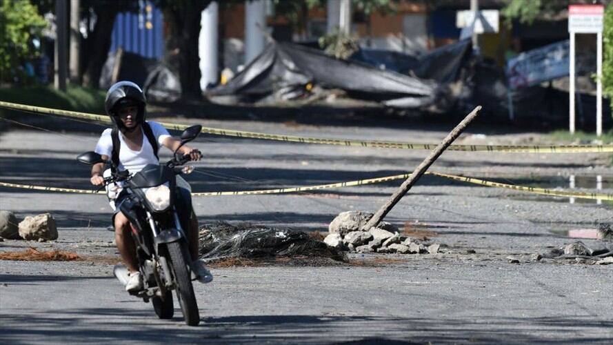 El equipo de corresponsales de W Radio reportó que se registran más de 10 bloqueos en diferentes zonas de la vía Panamericana. Foto: Getty Images / GABRIEL APONTE