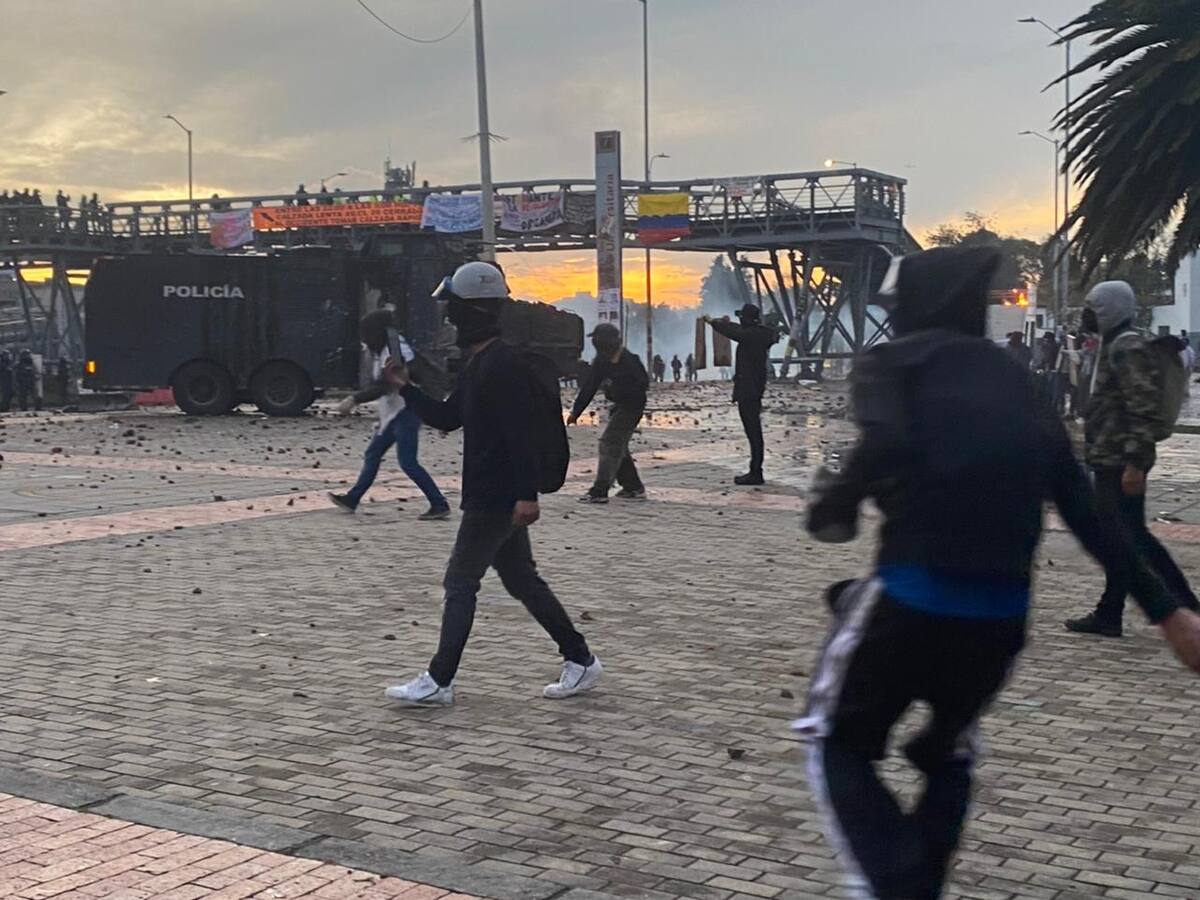 Mujer estadounidense participó en disturbios y agresiones a policías en Bogotá: Distrito