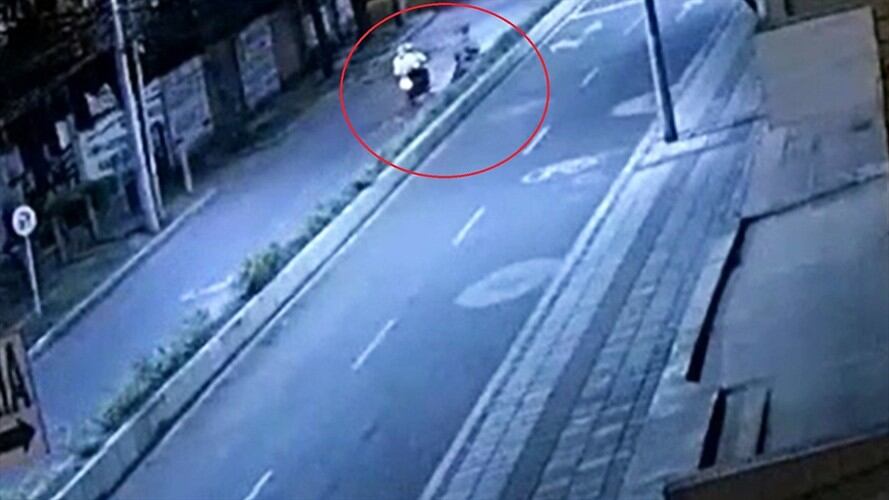 En los videos, se observa a los dos integrantes de la Policía en una motocicleta oficial, quienes alcanzan al ciudadano, lo empujan y ocasionan una caída. Foto: Cortesía