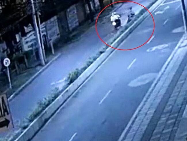 En los videos, se observa a los dos integrantes de la Policía en una motocicleta oficial, quienes alcanzan al ciudadano, lo empujan y ocasionan una caída. Foto: Cortesía