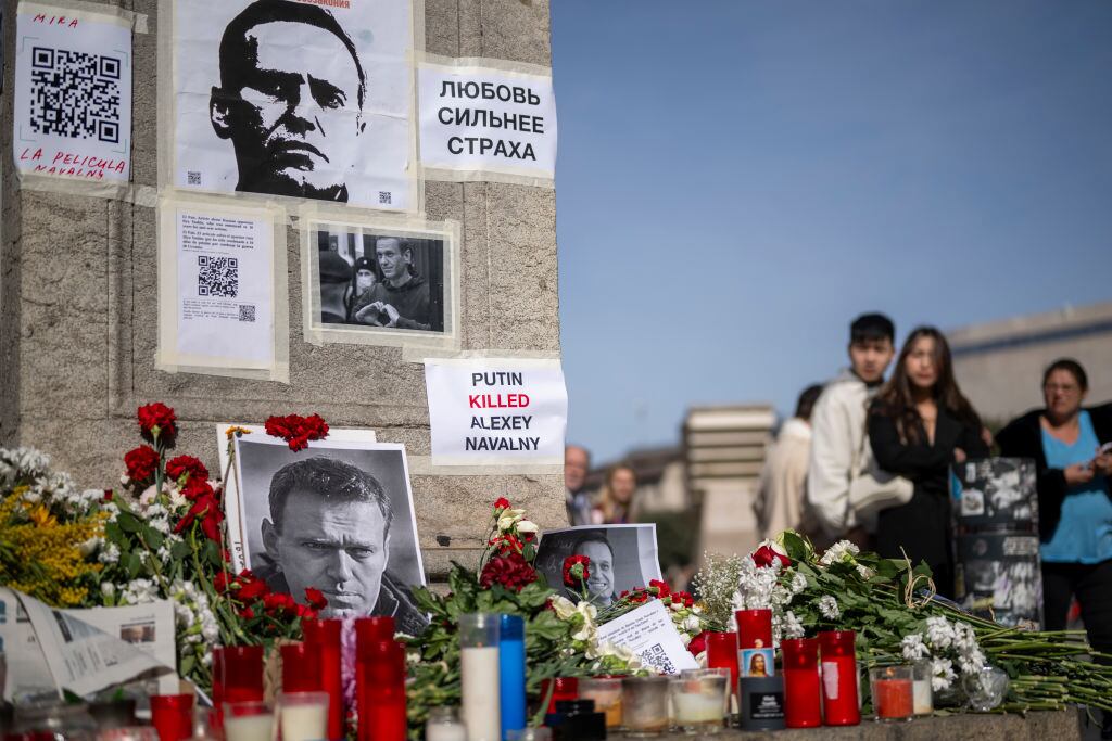 Simpatizantes del fallecido ruso Alexéi Navalni realizan acto de conmemoración en Barcelona. (Foto: Lorena Sopena/Europa Press via Getty Images)