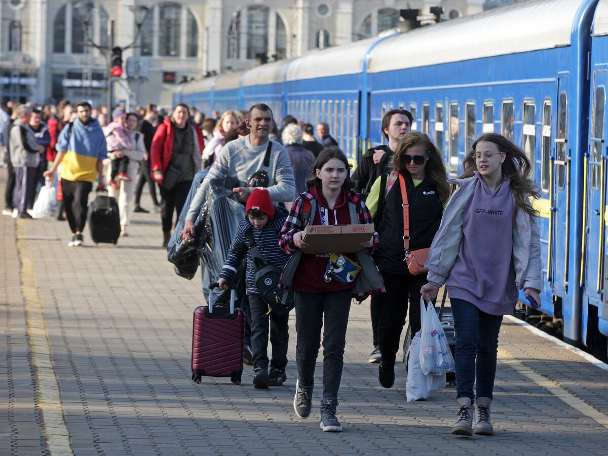 Los refugiados ucranianos podrían llegar a 8,3 millones en 2022, según ACNUR