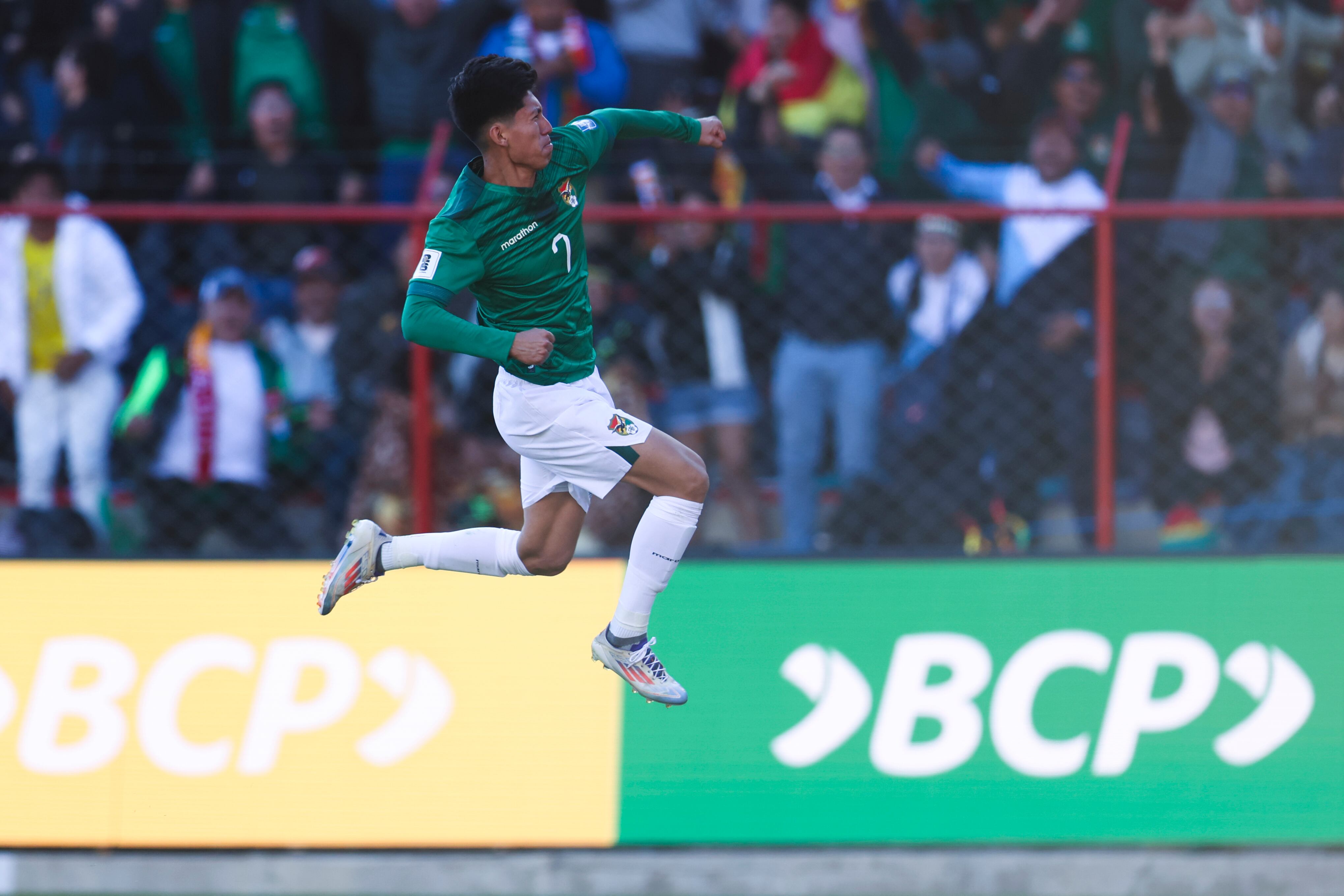 AMDEP8531. EL ALTO (BOLIVIA), 10/10/2024.- Miguel Terceros de Bolivia celebra su gol este jueves, en un partido de las eliminatorias sudamericanas para el Mundial de 2026 entre Bolivia y Colombia en el estadio Municipal en El Alto (Bolivia). EFE/ Luis Gandarillas