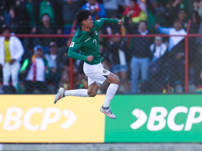 AMDEP8531. EL ALTO (BOLIVIA), 10/10/2024.- Miguel Terceros de Bolivia celebra su gol este jueves, en un partido de las eliminatorias sudamericanas para el Mundial de 2026 entre Bolivia y Colombia en el estadio Municipal en El Alto (Bolivia). EFE/ Luis Gandarillas