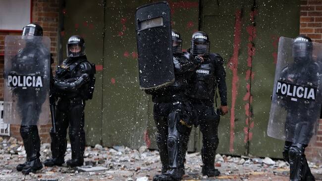 Esmad y policía en disturbios . Foto: Colprensa