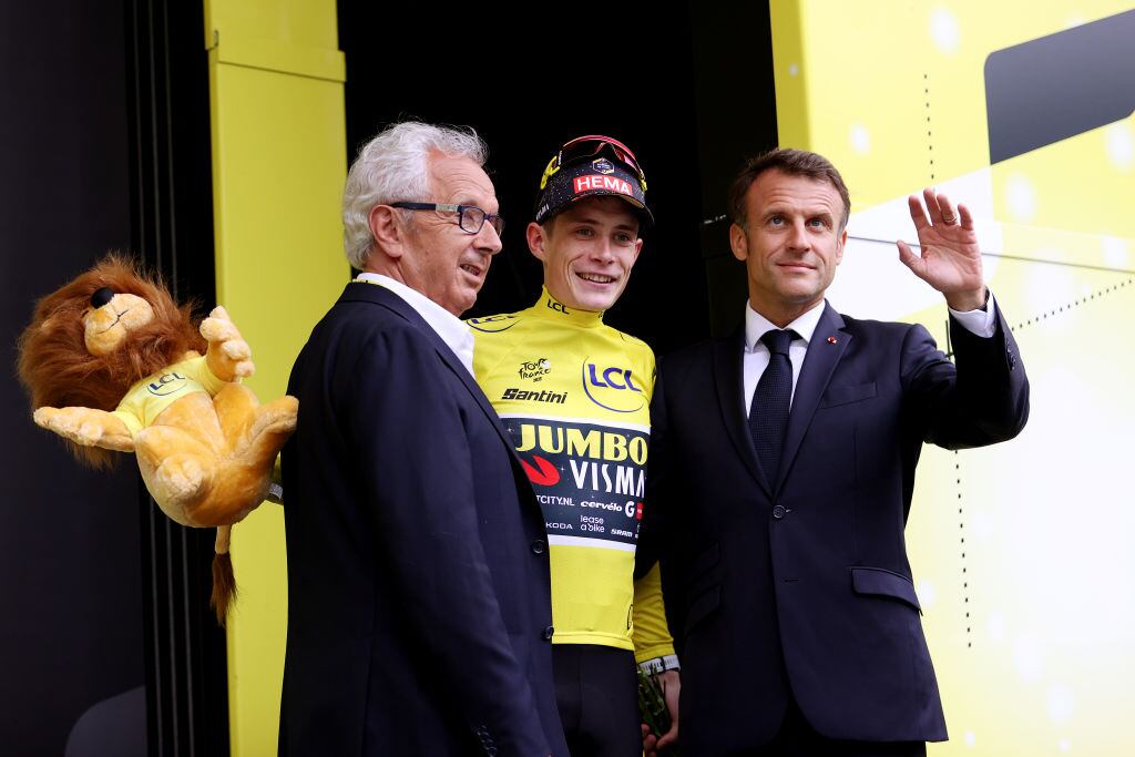 El líder del Tour de Francia 2023 tras la sexta etapa el danés Jonas Vingegaard junto al presidente de Francia Emmanuel Macron. Foto: Michael Steele/Getty Images