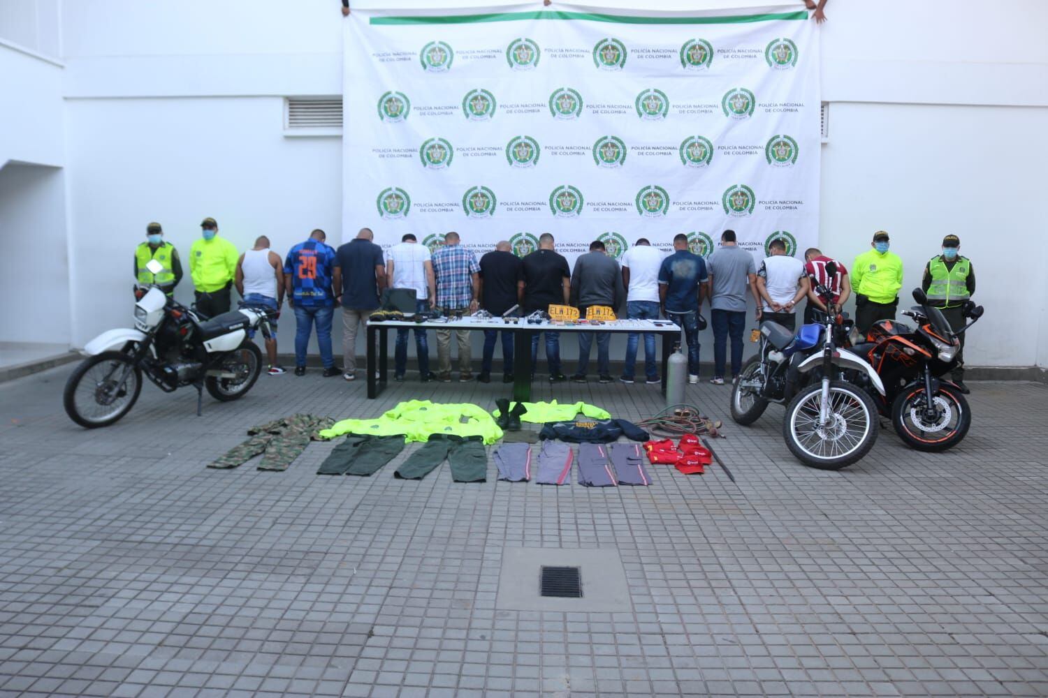 Trece hombres vestidos de Policías cometieron millonario hurto en un centro estético en el sur de Cali.