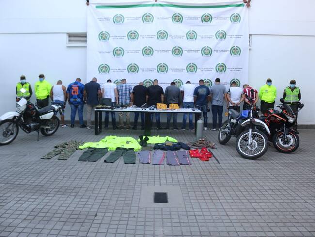 Trece hombres vestidos de Policías cometieron millonario hurto en un centro estético en el sur de Cali.